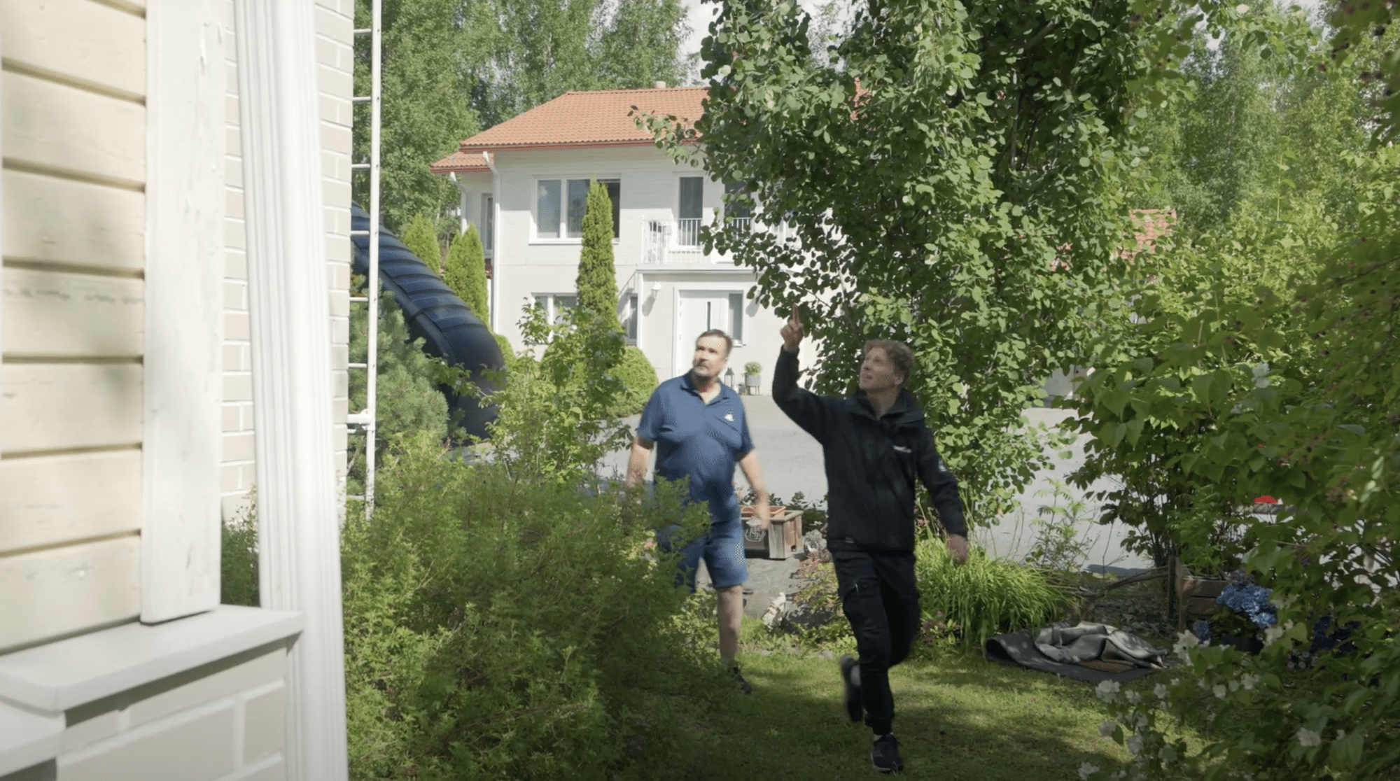 Sluttkontroll av malt husfasade sammen med kunden